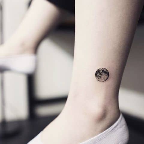 Pequeno Planeta Terra próximo ao pé para quem gosta de tatuagens delicadas