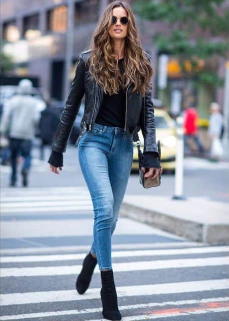 look calça jeans e jaqueta de couro