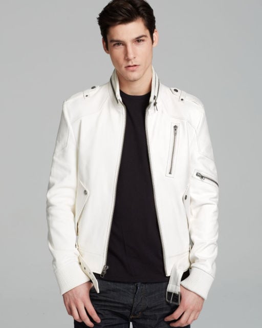 jaqueta preta com camisa branca