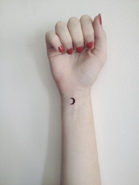 tatuagem de pulso de lua pequena.