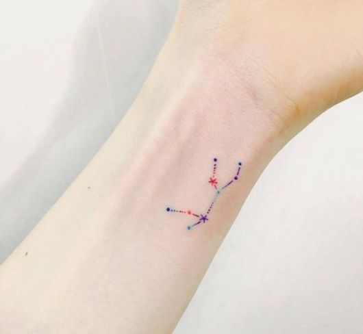 tatuagem de constelação de signos.