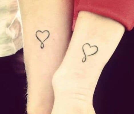 Tatuagens de coração no punho.