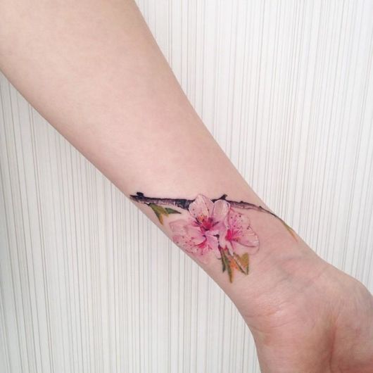 tatuagem de orquídea no pulso.