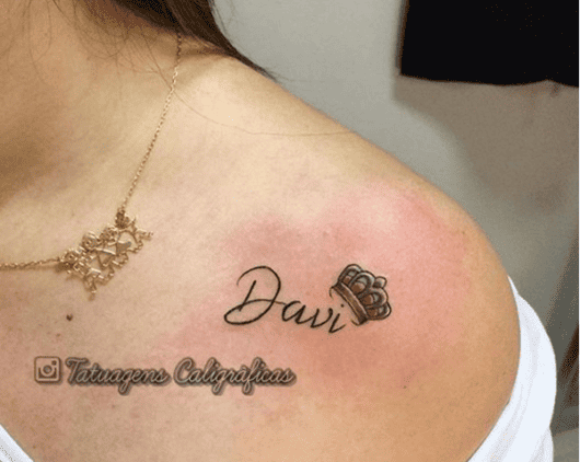 Nome do filho com uma coroa, desenho convencional em tattoos desse tipo