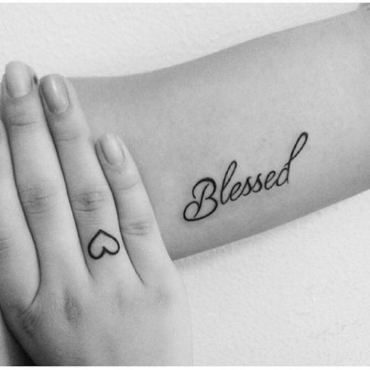 tatuagem escrita braço feminino