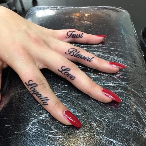 ideias de tatuagens para dedos