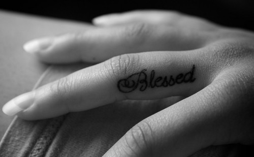 tatuagem escrita no dedo