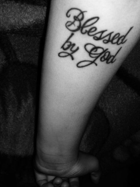 tatuagem no braço escrita