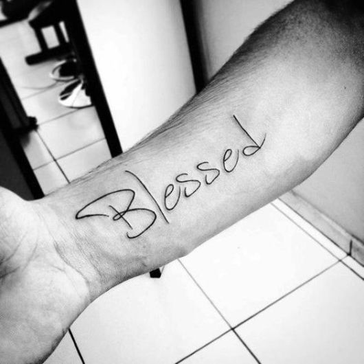 tatuagem escrita braço masculino