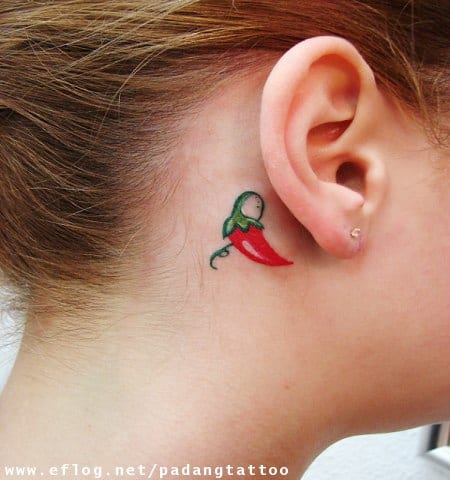 tatuagem atrás da orelha