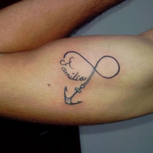 Tatuagem de infinito com a palavra família e uma âncora