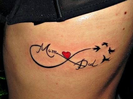 Tatuagem de infinito em homenagem a pai e mãe com pássaros e um coração