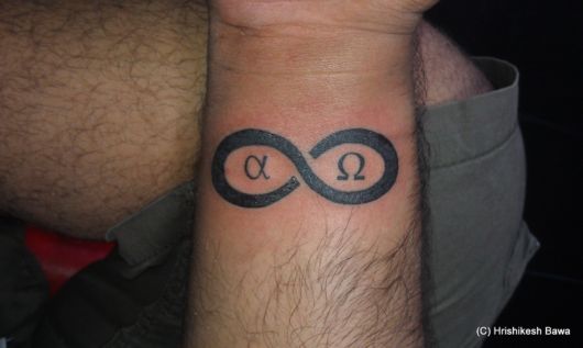 Tattoo com o símbolo do infinito e o símbolo dos signos