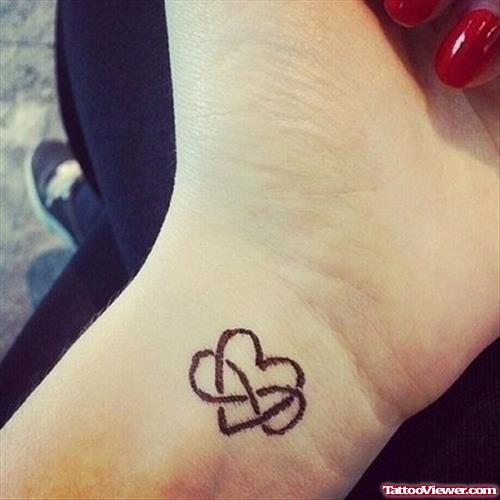 Tattoo do infinito em meio a um coração