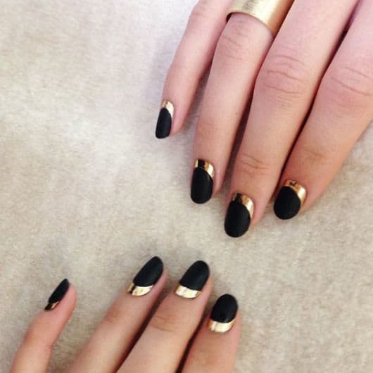 nail art dourada
