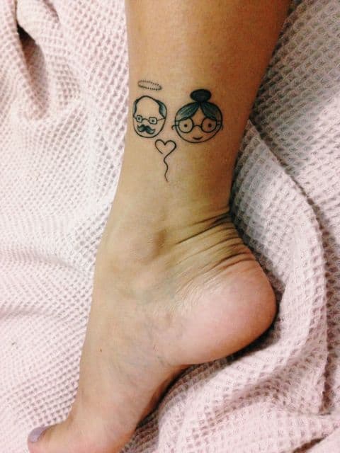 Que tal fazer uma tatuagem de avós no pé?