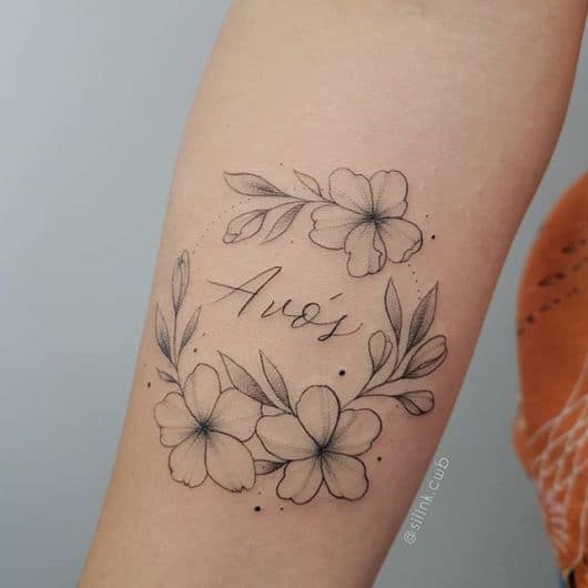 Com lindas flores e traços marcantes nessa tatuagem de avós