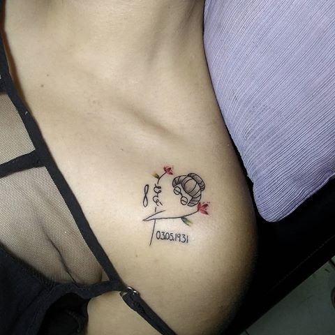 Uma tattoo no ombro que fica super destacada 