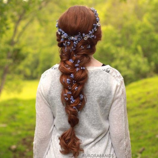 penteado com coroa de flores