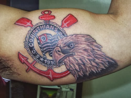 Tatuagem no antebraço do escudo com o gavião