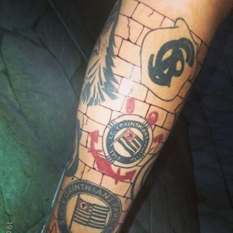 Todos os escudos do clube em uma tattoo conceitual