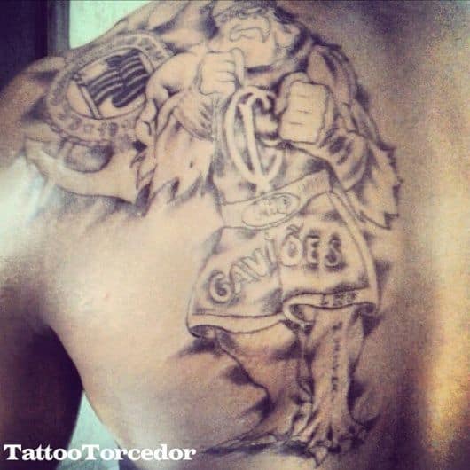 Que tal uma tatuagem do Corinthians sombreada em um modelo único?