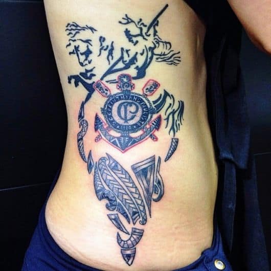 Lindo modelo de tatuagem na costela, com total destaque para o escudo do clube