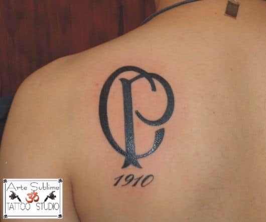 Corinthians Paulista e seu ano de surgimento em uma tattoo nas costas