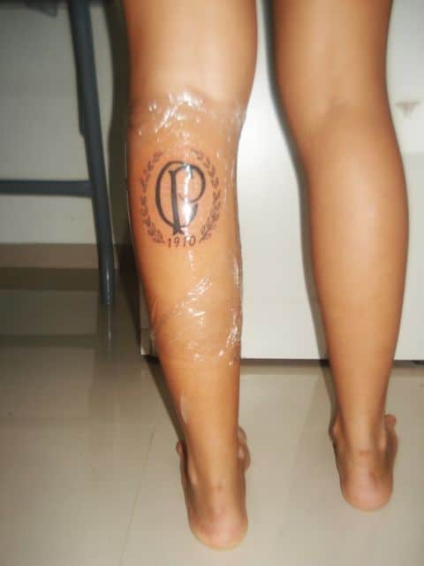 Tatuagem do Corinthians feminina e pequena na perna