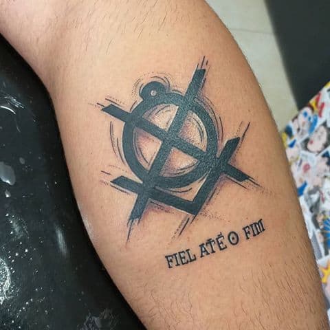 Tatuagem do escudo do time + frase