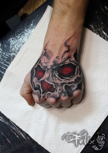 tatuagem na mão de caveira