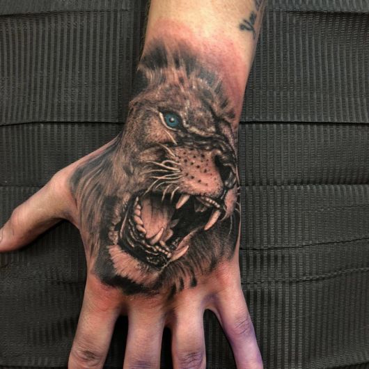 tatuagem na mão de leão