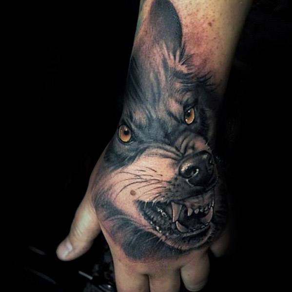 tatuagem na mão de lobo