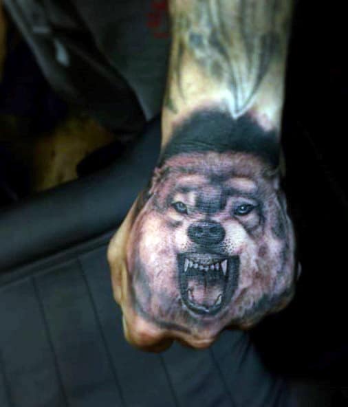 tatuagem na mão de lobo