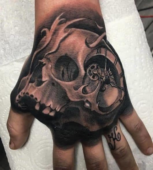 tatuagem na mão masculina de relógio