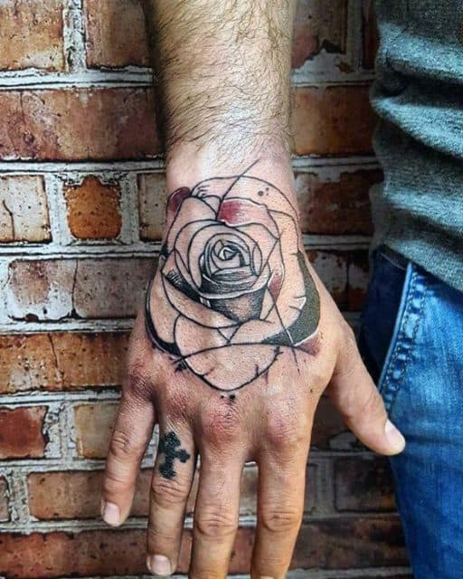 tatuagem na mão de rosa