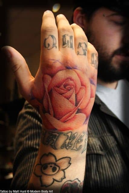 tatuagem na mão de rosa