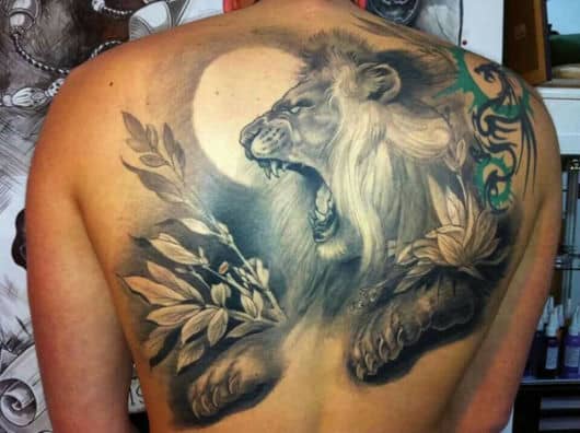 Tatuagem realista de leão