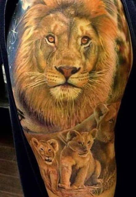 Tatuagem realista de leão 