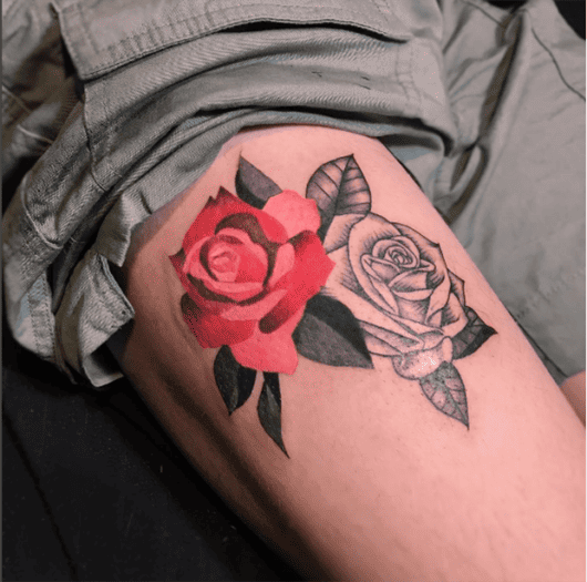 Tatuagem realista de rosa