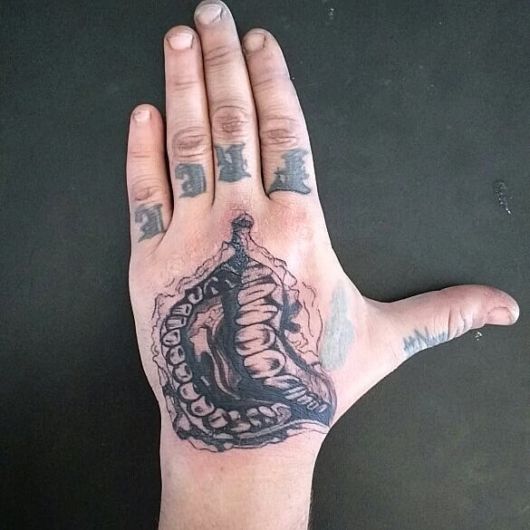 tatuagem Coringa na mão