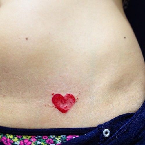 tatuagem de coração vermelho