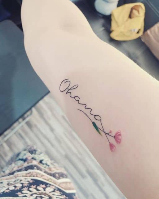 tatuagem delicada com flores