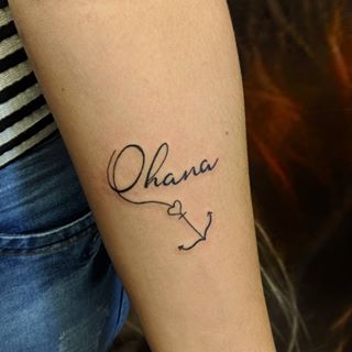 tatuagem no braço de âncora
