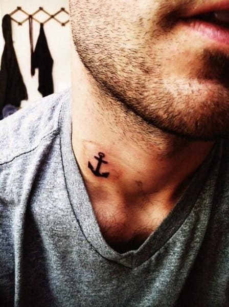 tatuagem no pescoço