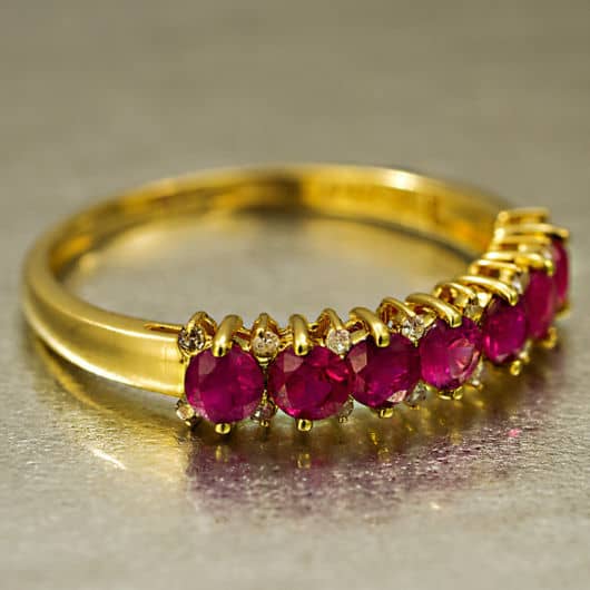 anel de rubi com diamantes