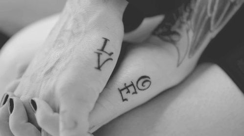 tatuagem love casal