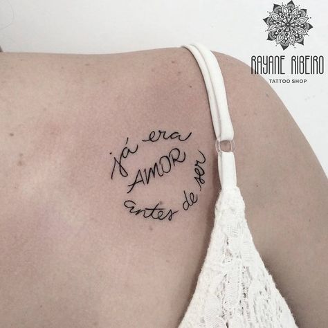 tatuagem escrita ombro