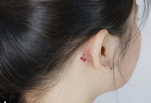 tatuagem atrás da orelha