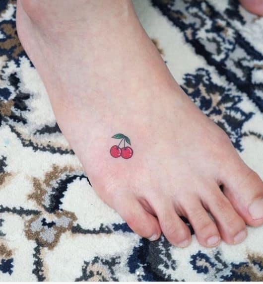 tatuagem delicada no pé